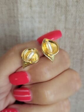 Vintage GROSSE Gold Tone Faux Pearl Calla Lily Clip On Earrings Germany Rare